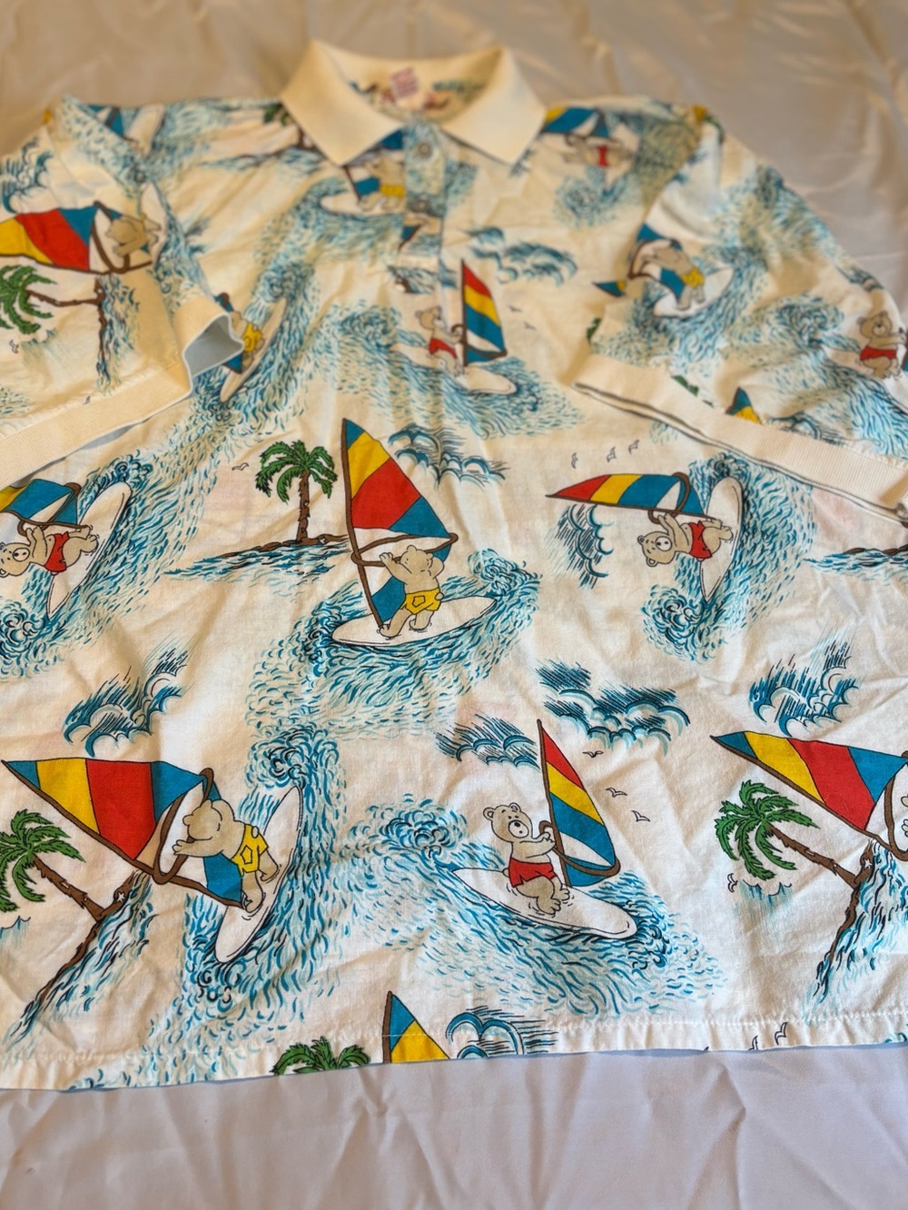 1980s cotton vintage White Bear and Surfboard Print Polo with Multicolor Sails